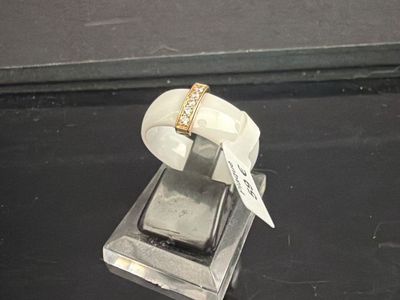 un téléphone portable posé sur un socle en verre