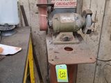 une machine posée sur une table devant un mur
