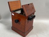 une petite boîte en bois contenant un appareil photo