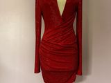 une robe rouge sur un présentoir à mannequin, avec un mannequin