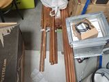 une pile de skis posée par terre dans une pièce