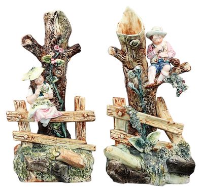 deux figurines représentant des enfants assis sur un banc