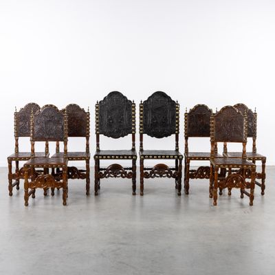 six chaises en bois sculpté et une table dans une pièce vide