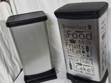 deux poubelles posées l'une à côté de l'autre sur une table