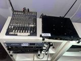 deux appareils électroniques posés sur une table blanche