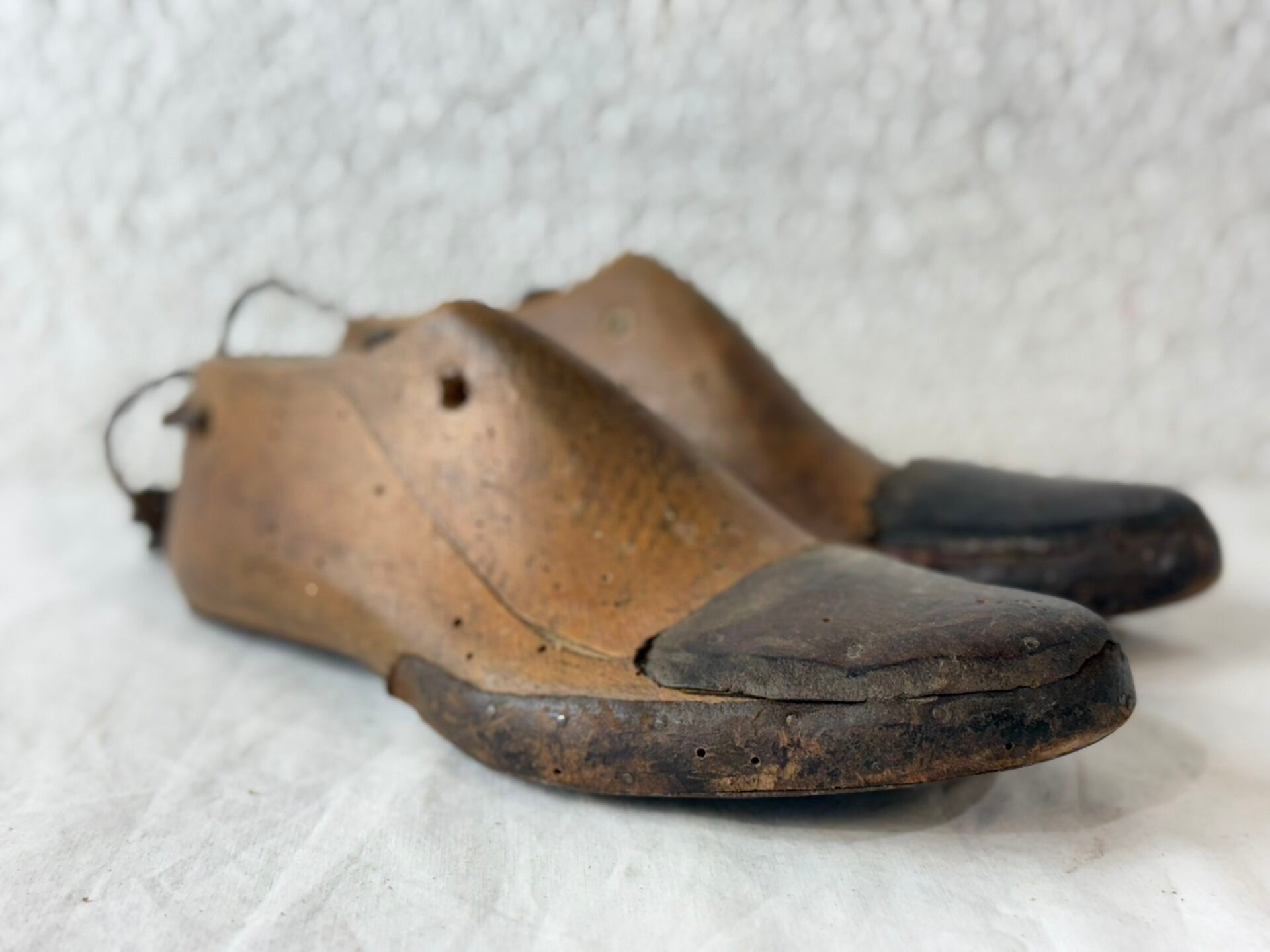 Paire de formes à chaussures en bois.