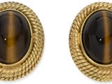 une paire de boucles d'oreilles en œil-de-tigre