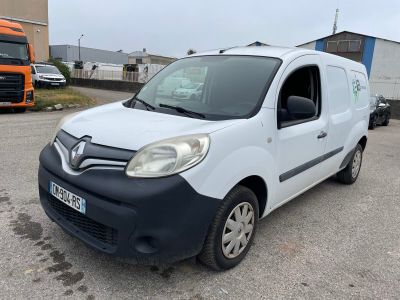 une camionnette blanche garée dans un parking