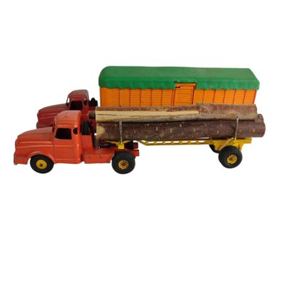 un camion miniature transportant un important chargement de grumes