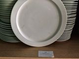 une pile d'assiettes posée sur une étagère dans une cuisine