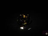 gros plan d'un diamant jaune sur une surface noire