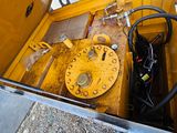 un gros plan d'une machine jaune contenant un tuyau