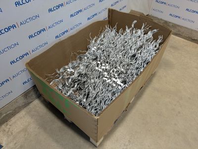 une boîte en carton remplie d'une multitude de pièces d'argent