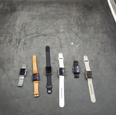 quatre types de montres différents posés sur la table