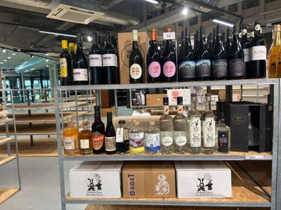 de nombreuses bouteilles de vin sur les étagères du magasin