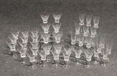 un grand nombre de verres à vin posés sur une table
