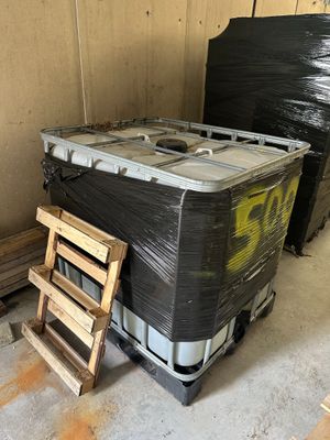 une pile de cartons et une chaise dans une pièce