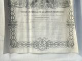 un vieux document sur lequel se trouvent un rouleau et un morceau de papier