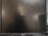 un écran d'ordinateur et un clavier posés sur un bureau