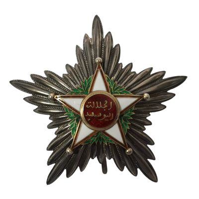 une image représentant une broche en forme d'étoile sur laquelle figure une inscription en arabe