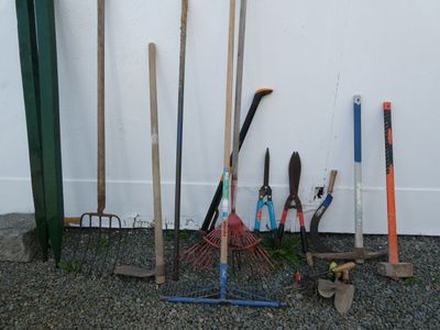 un grand nombre d'outils posés sur le sol