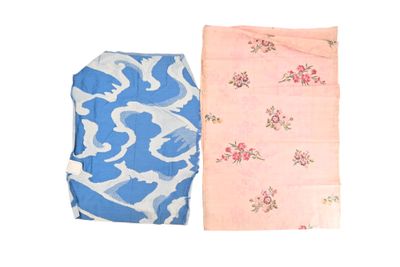 deux morceaux de tissu à motifs, placés l'un à côté de l'autre