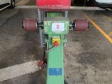 une machine garée sur un parking