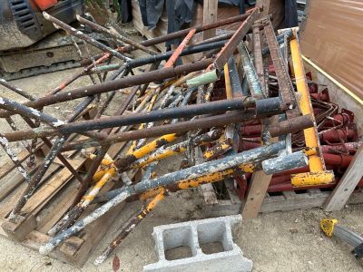 un tas de matériel de chantier posé à même le sol