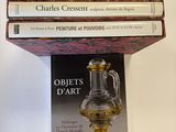 trois livres empilés sur une table