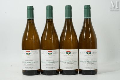 quatre bouteilles de vin sont alignées sur une surface blanche
