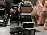 un tas d'ordinateurs et d'autres équipements électroniques dans un entrepôt