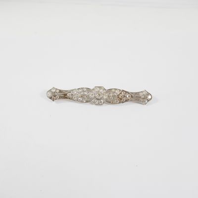 une broche ancienne en argent ornée de fleurs et de feuilles