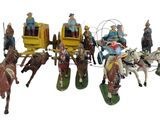 de nombreuses figurines représentant des personnes voyageant dans une calèche