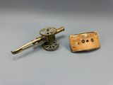 une paire de boutons de manchette anciens plaqués laiton et un bouton plaqué laiton