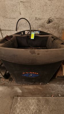 une photo d'une baignoire noire dans une pièce sale