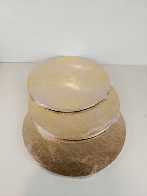 trois assiettes empilées les unes sur les autres sur une table