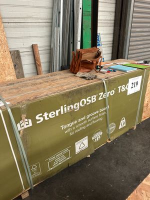 une boîte posée par terre devant un immeuble