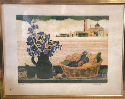 tableau représentant une corbeille de fruits et de fleurs posée sur une table, avec un bâtiment en arrière-plan