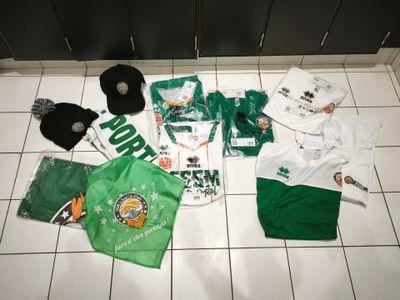 beaucoup de vêtements verts et blancs par terre