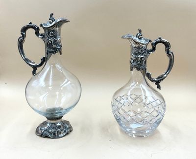 paire de vases anciens en cristal taillé, dotés de poignées et de anses ouvragées