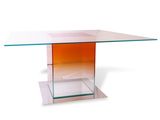 une table en verre avec un piètement carré et un plateau carré en verre