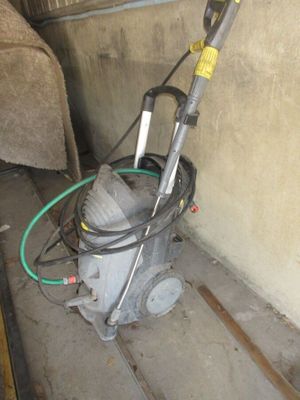 une machine posée par terre à côté d'un canapé