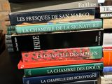 plusieurs livres empilés sur une table