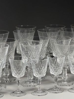 un grand nombre de verres à vin posés sur une table