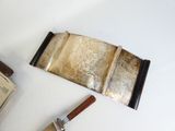 un couteau posé à côté d'un livre sur une table