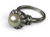 bague en perles et diamants sur fond blanc, avec un espace réservé au texte