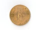 une pièce d'or avec l'image d'une femme dessus