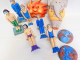 de nombreuses figurines représentant différents personnages sur un fond blanc