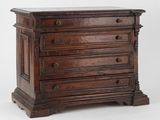 une vieille commode en bois à quatre tiroirs, surmontée d'un plateau en marbre