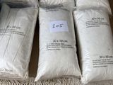 plusieurs sacs de riz posés les uns à côté des autres sur une table